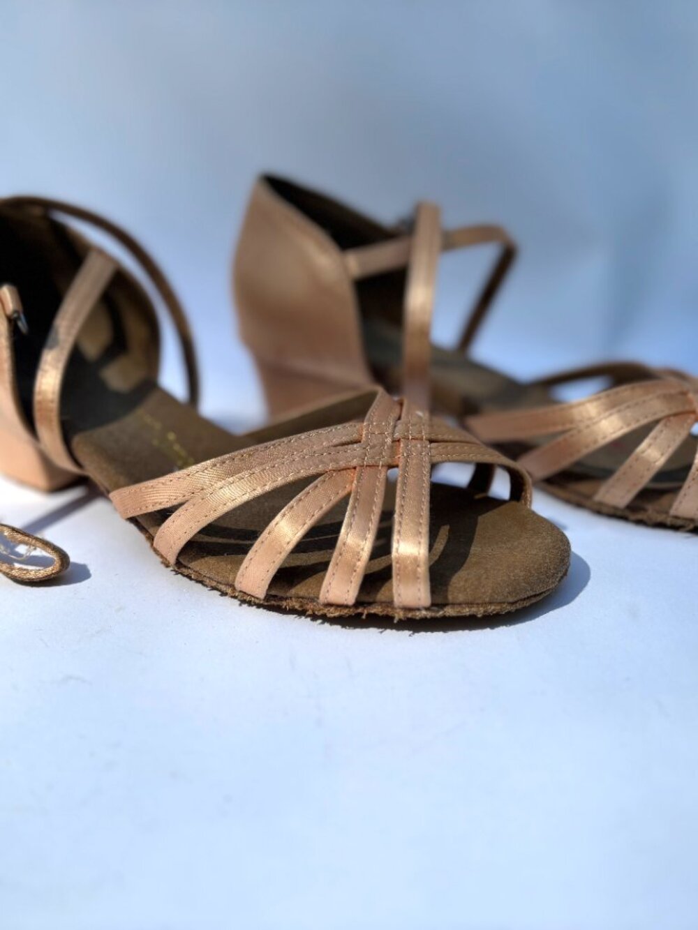 Latin Ballroom Shoes, Tan, LITTLE KIDS SIZE 2.5, 1 inch heal. EXCELLENT Cond. - Picture 2 of 8